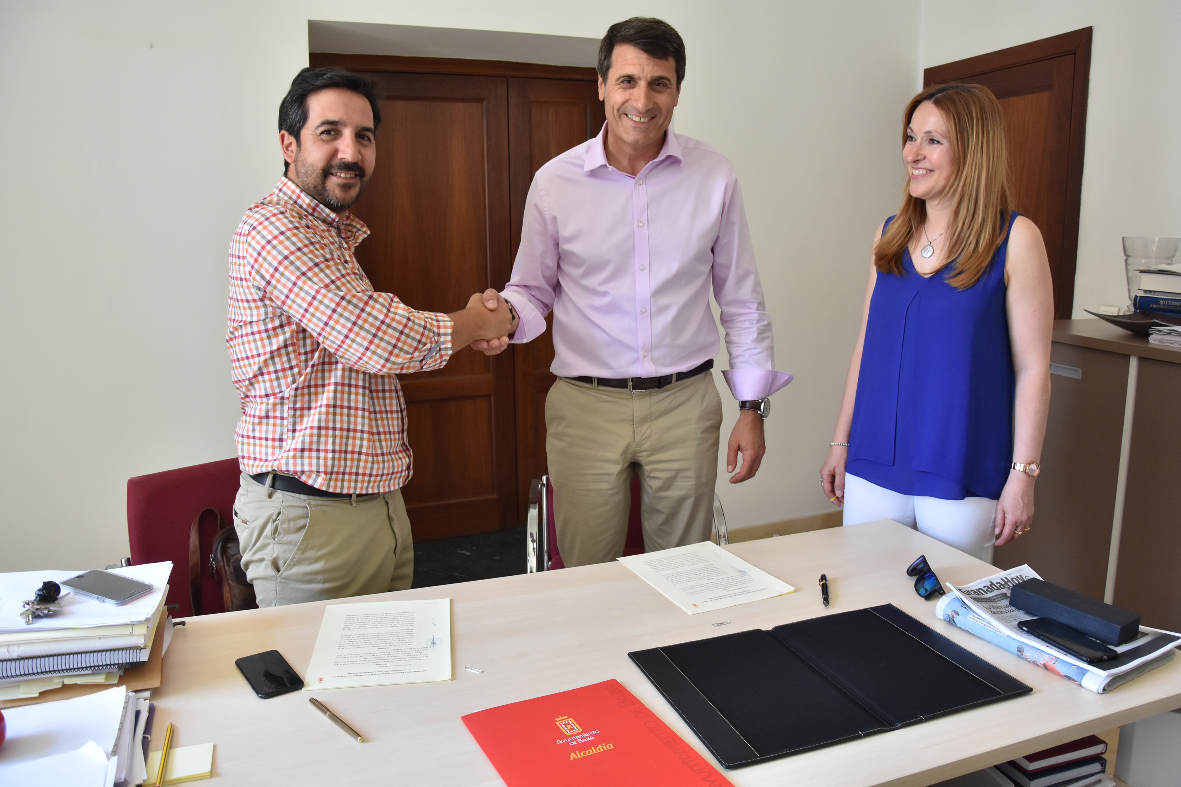 firma convenio Ayuntamiento y asociación Algarada Bastetana