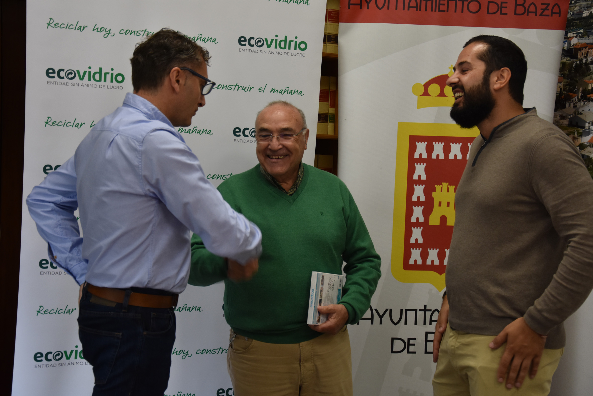Pepe el Curva recibe su premio por reciclar