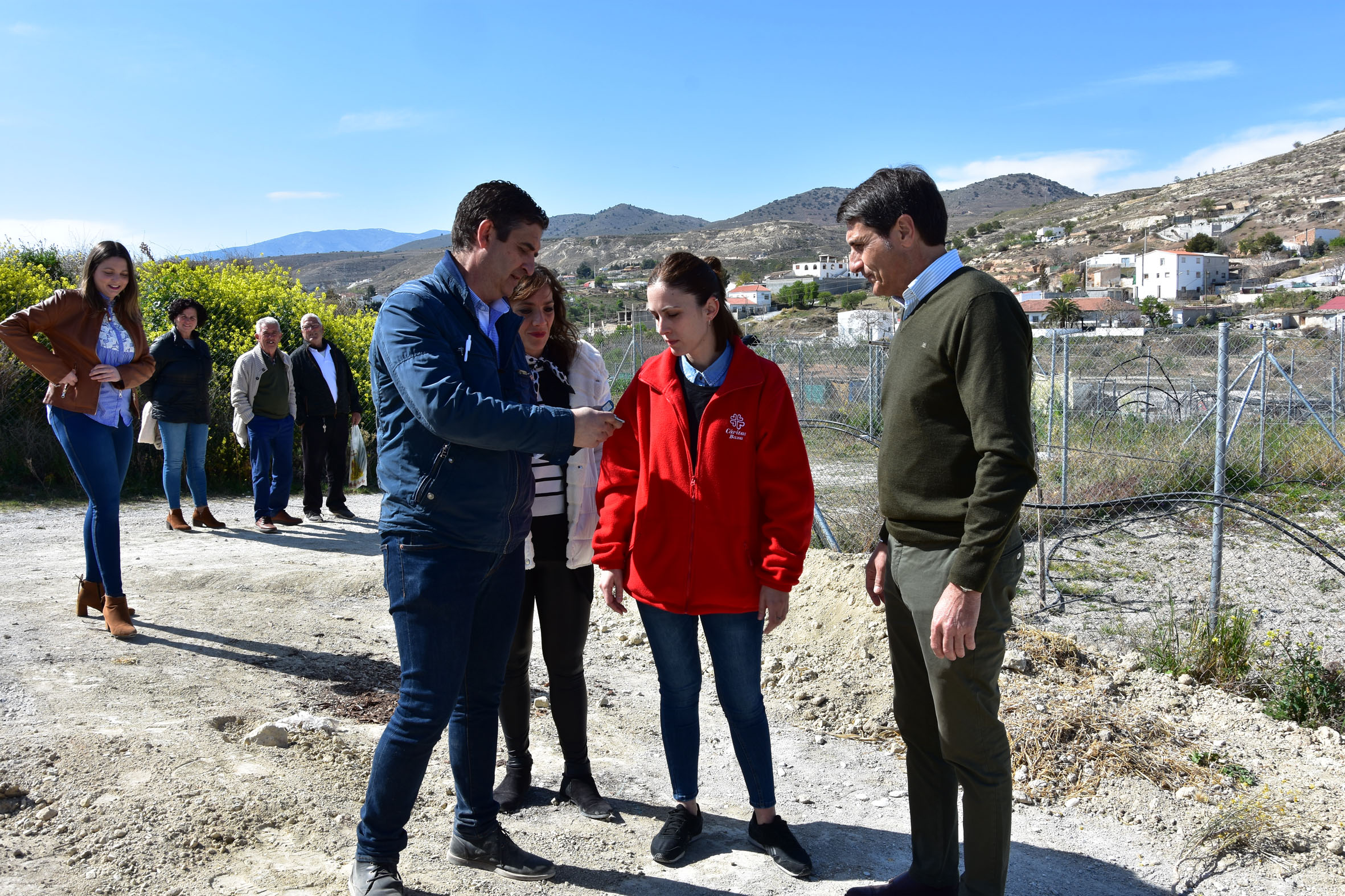 Entrega de la llave de los huertos sociales a Cáritas